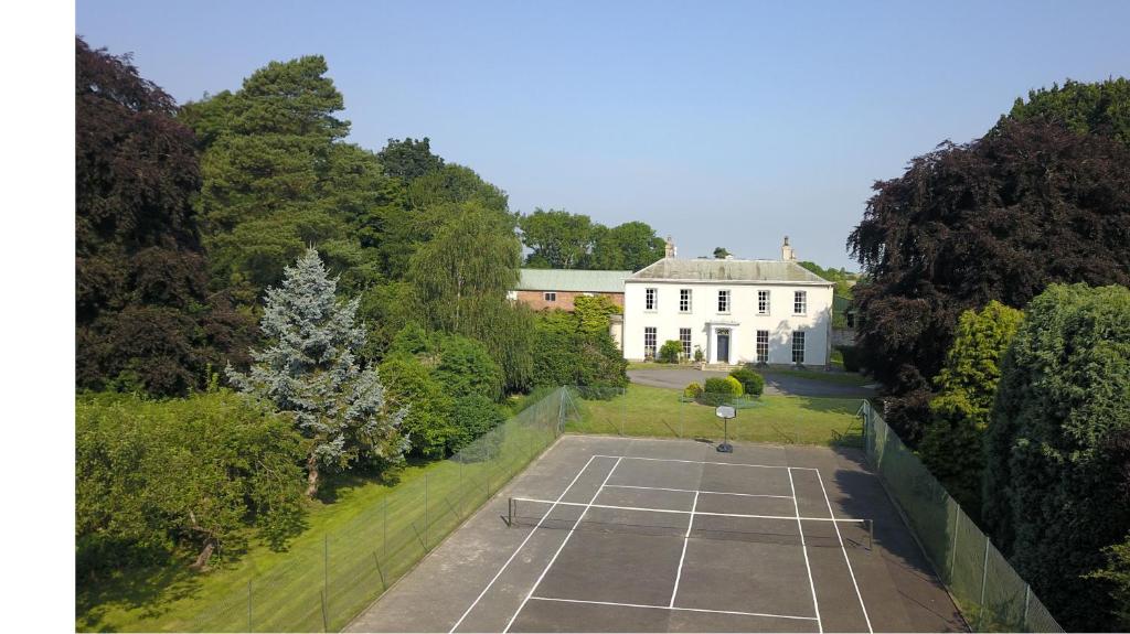 雷森市集的住宿－Moortown House，享有带网球场的房屋的空中景致