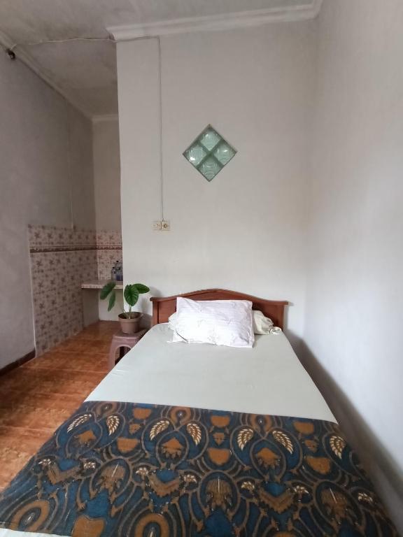 1 dormitorio con 1 cama en una habitación en IjenBromo Hub Omyah Isun Hub, en Ketapang