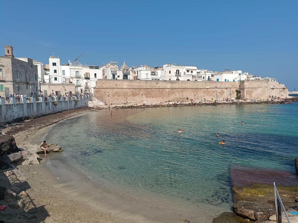 ein Strand mit Menschen, die im Wasser schwimmen in der Unterkunft Casa GioNi’ in Monopoli