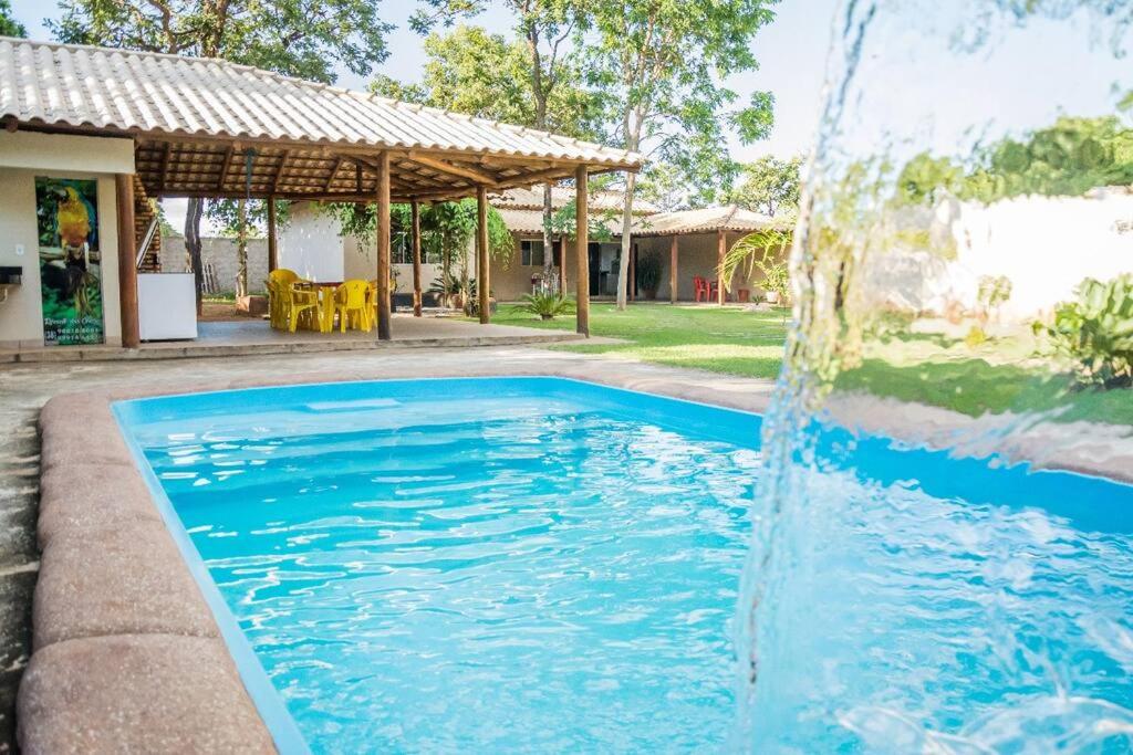 - une piscine avec une fontaine dans l'établissement Rancho para Temporada,Três Marias mg., à Três Marias