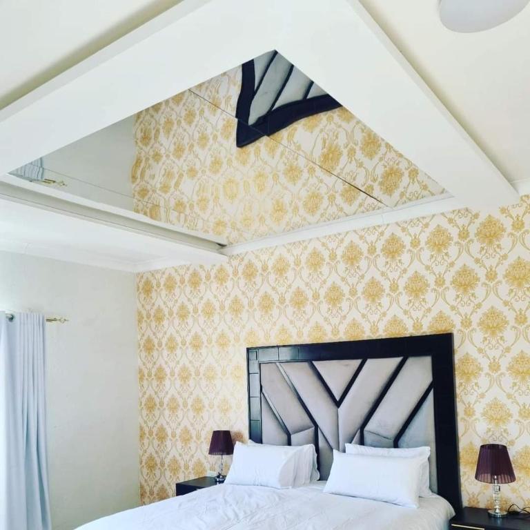 AZALEA LODGE tesisinde bir odada yatak veya yataklar