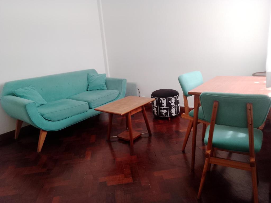 sala de estar con sofá azul y mesa en Chez Dali Palermo Hollywood en Buenos Aires