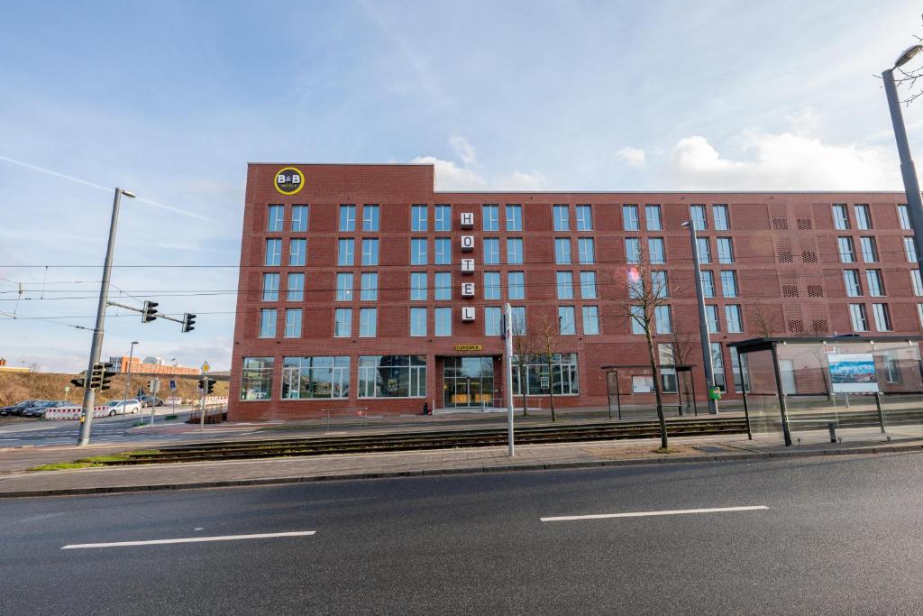 un gran edificio de ladrillo en la esquina de una calle en B&B Hotel Bremen-Überseestadt en Bremen