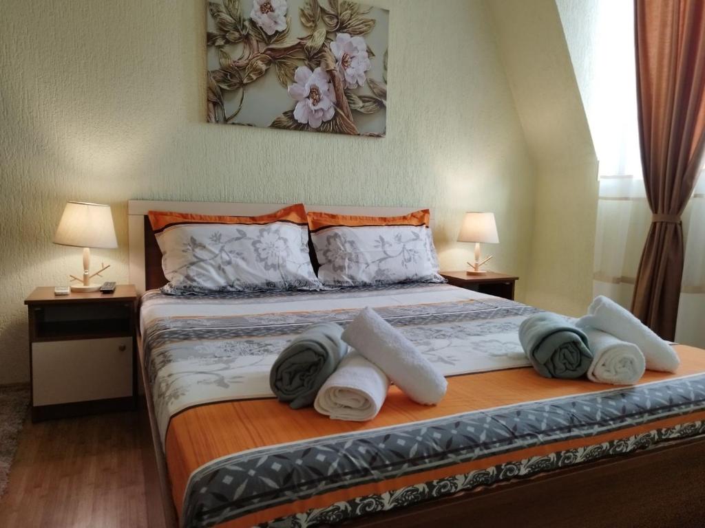 1 dormitorio con 1 cama con toallas en LianaApartament, en Sandanski
