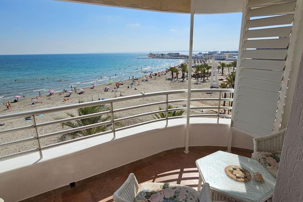 einen Balkon mit Blick auf den Strand und das Meer in der Unterkunft El Principe. Widok na morze. Garaż. Plaża 10 m in Santa Pola