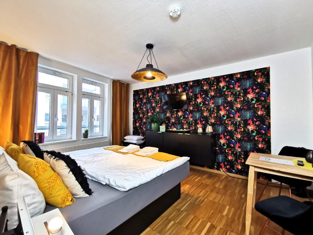 1 dormitorio con 1 cama grande en una habitación con pared en BohnApartments Am Anger - Zentrum - Vollausstattung - WLAN, en Erfurt