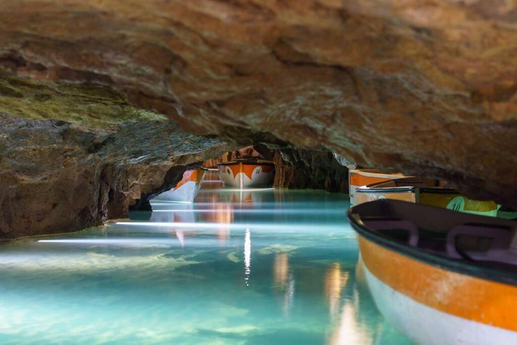 un barco en el agua en una cueva en Apartamento El Faro playa Nules, en Castellón de la Plana