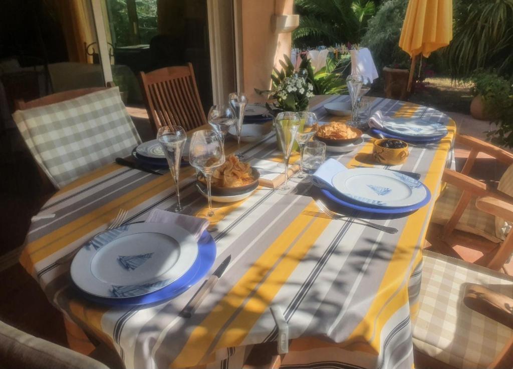 une table avec des assiettes de nourriture dessus dans l'établissement Villa Aurea, à Hyères