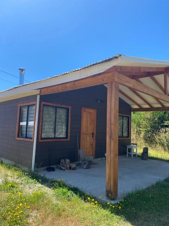 a house with awning and a patio at Cabañas Mili in Panguipulli