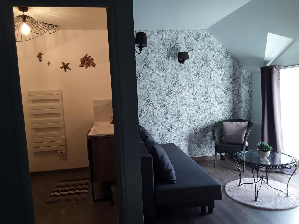 La petite seigneurie de Lourmel - Sala De Reina Con Vista A La Piscina