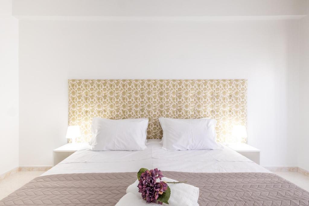 a bedroom with a large white bed with white pillows at Casa Limão - Senhora da Rocha, Algarve in Porches