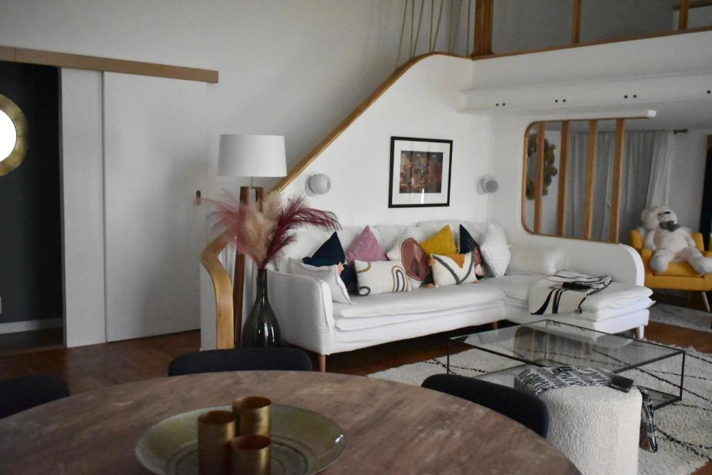 蒙佩利爾的住宿－Appartement Montpellier (proche du centre)，客厅配有沙发和桌子