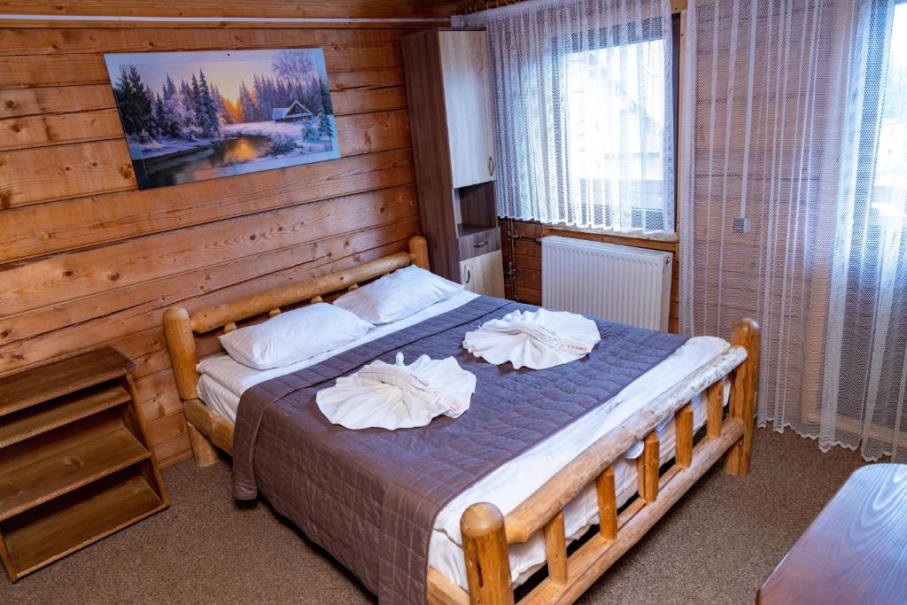 Postel nebo postele na pokoji v ubytování КРЕМІНЬ