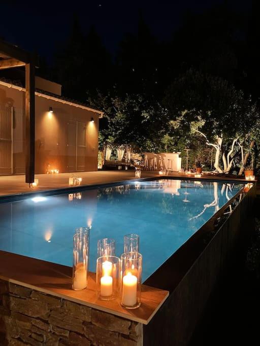 a swimming pool at night with candles and lights at Un paradis avec piscine au cœur du village in Cassis
