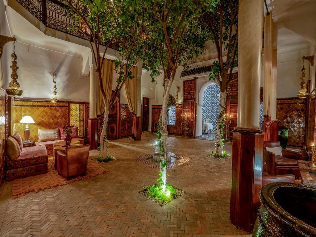 una habitación de hotel con árboles en el centro de la habitación en Riad Maialou & SPA, en Marrakech