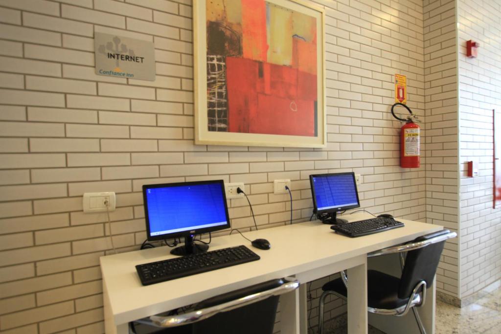 TV a/nebo společenská místnost v ubytování Hotel Confiance Prime Batel