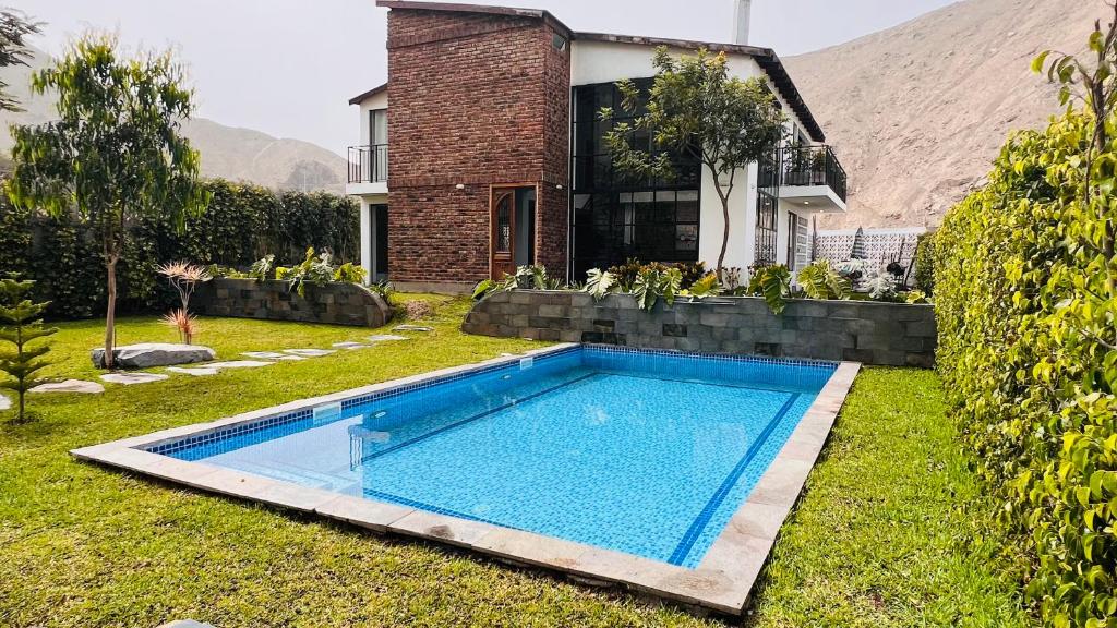 - une piscine dans la cour d'une maison dans l'établissement Casa Jardín Del Valle, à Lima