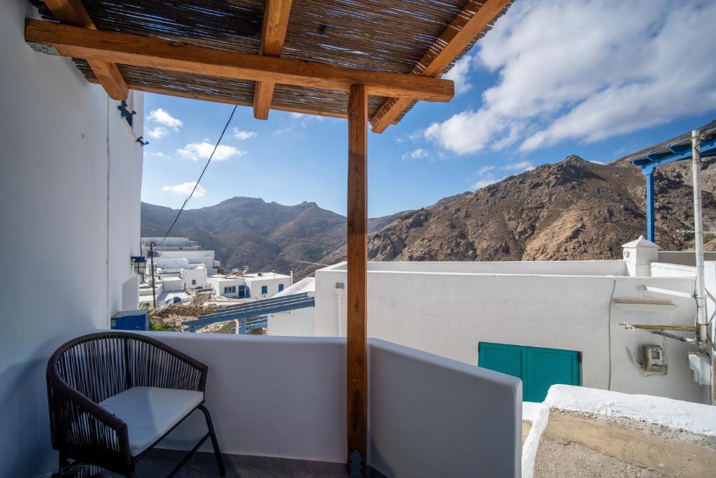 een balkon met uitzicht op de bergen bij Firistefana Apartment in Serifos Chora