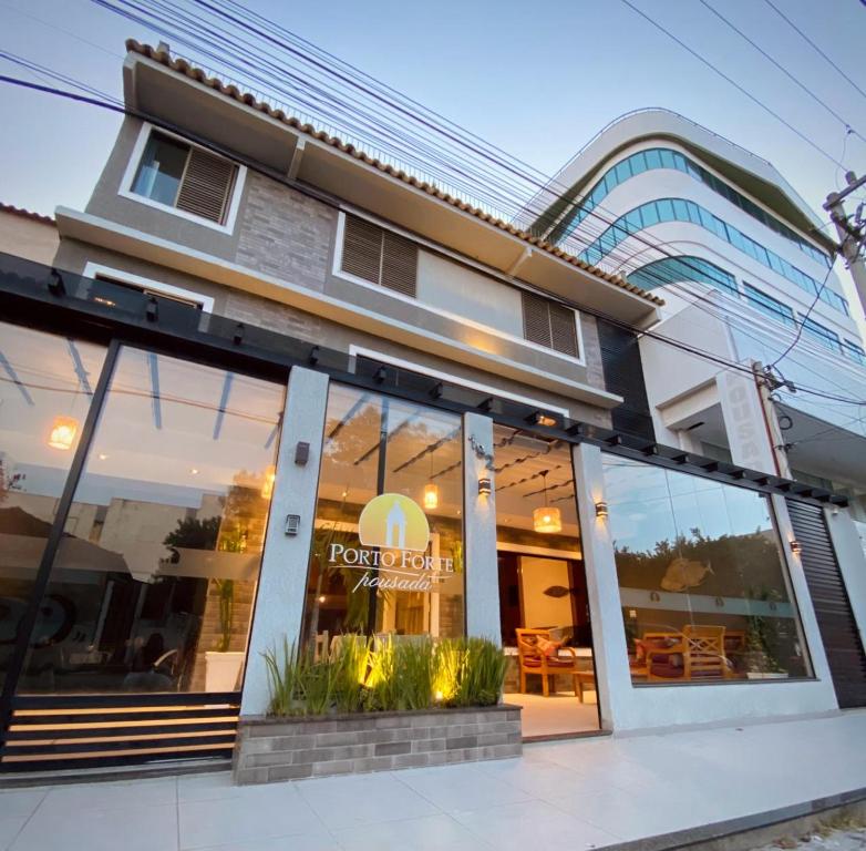 una tienda de comida con un edificio en el fondo en Porto Forte Pousada, en Cabo Frío