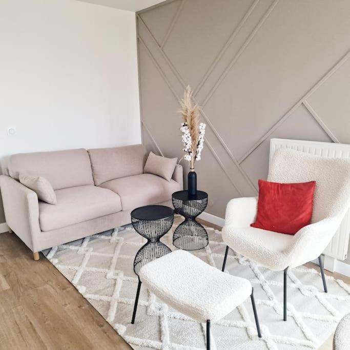 un salon avec un canapé, deux chaises et une table dans l'établissement Perle d'Évasion - Cinéma privée - 15 minutes Paris, à Athis-Mons