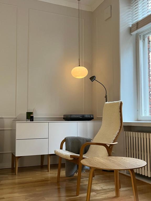 silla, escritorio y lámpara en la habitación en Central, peaceful, high-end apartment, en Helsinki