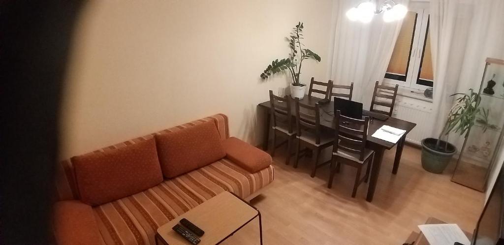 ein Wohnzimmer mit einem Sofa und einem Tisch in der Unterkunft Ferienwohnung in Seenähe in Markkleeberg