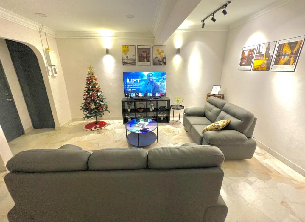 sala de estar con sofá y árbol de Navidad en 6-12Pax The Premium House 2 - Heart Of Sunway en Petaling Jaya