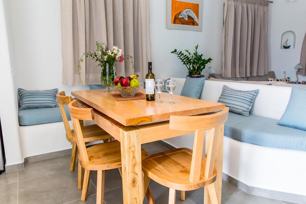 Część wypoczynkowa w obiekcie Aspronisi Luxury Villa with Caldera View