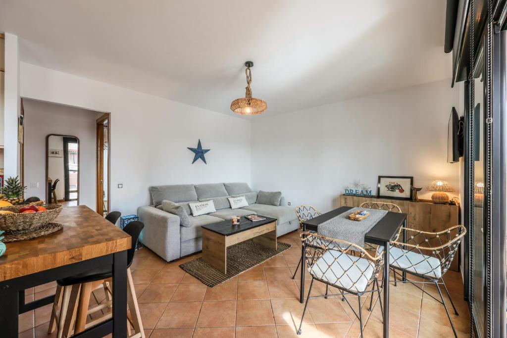 een woonkamer met een bank en een tafel bij Blue Star Villa in Lajares