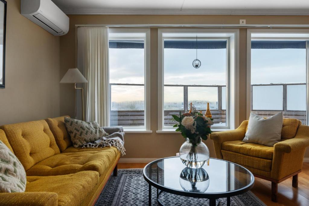 Posezení v ubytování Seafront with Terrific View by AJF Dream Living