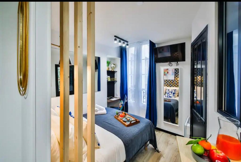 een slaapkamer met een bed en een tafel met fruit op de vloer bij Suite Firenza in Lyon