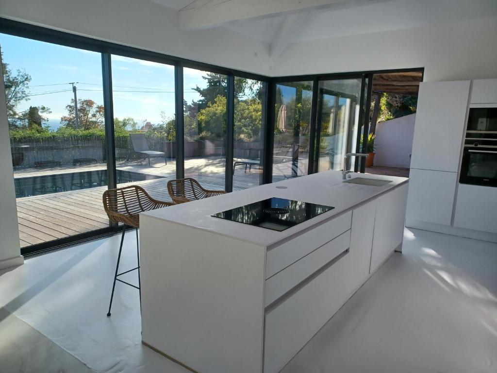 Kuchnia lub aneks kuchenny w obiekcie Magnifique villa avec piscine, vue mer