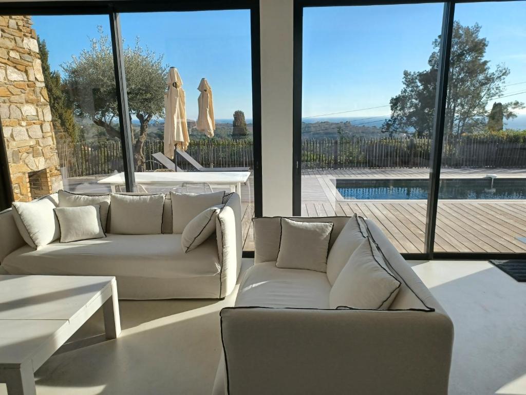 Basen w obiekcie Magnifique villa avec piscine, vue mer lub w pobliżu