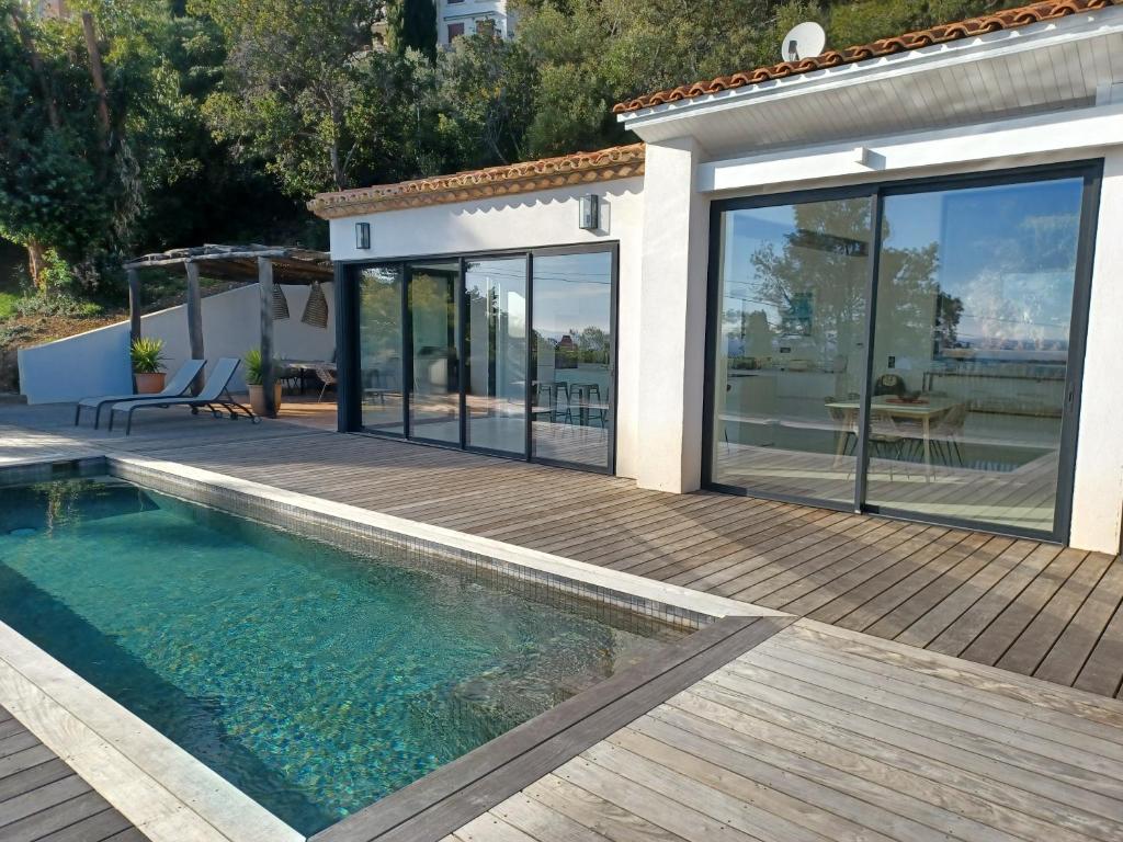 Basen w obiekcie Magnifique villa avec piscine, vue mer lub w pobliżu