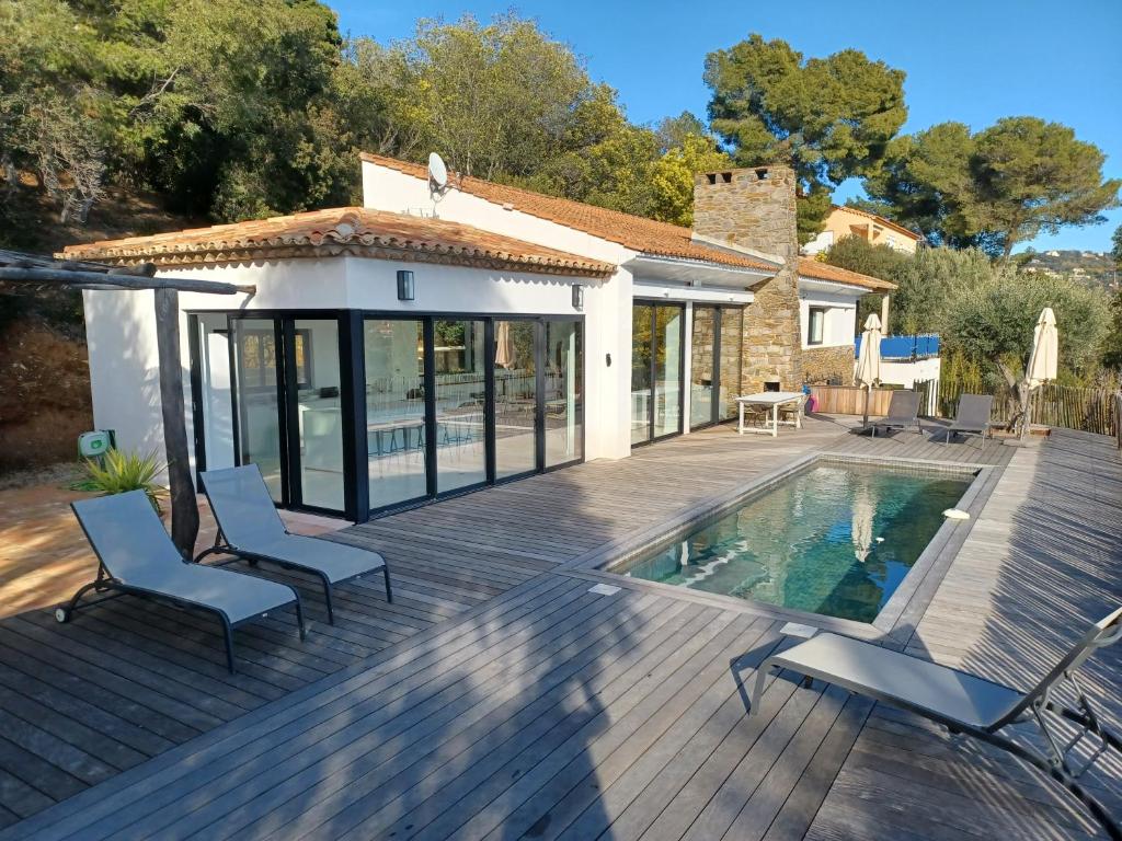 Basen w obiekcie Magnifique villa avec piscine, vue mer lub w pobliżu