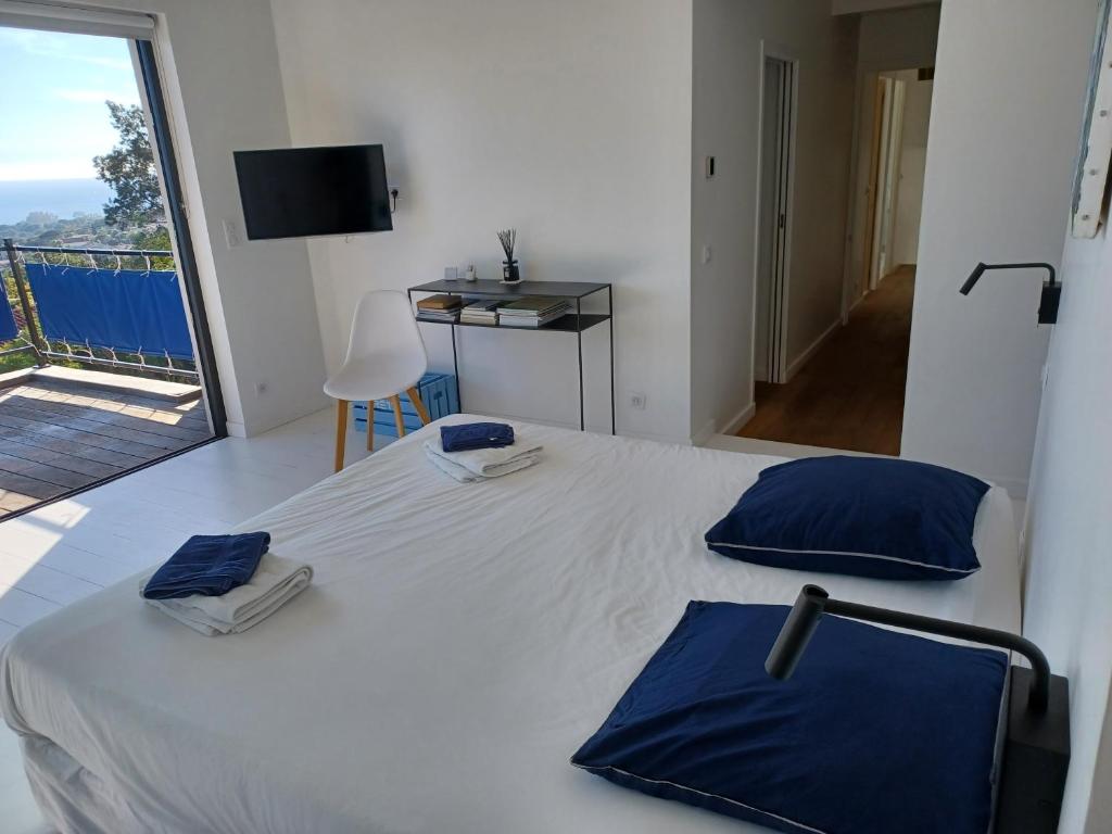 Łóżko lub łóżka w pokoju w obiekcie Magnifique villa avec piscine, vue mer