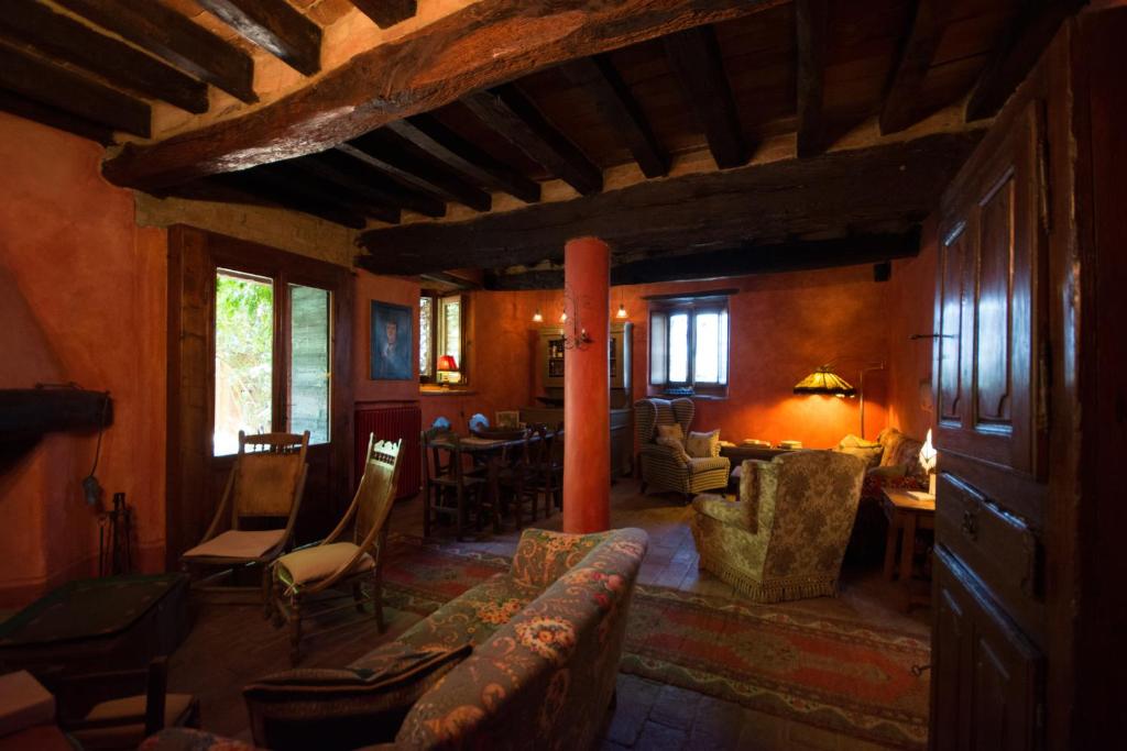 een woonkamer met een bank en een tafel en stoelen bij Locanda dei Melograni in Gossolengo