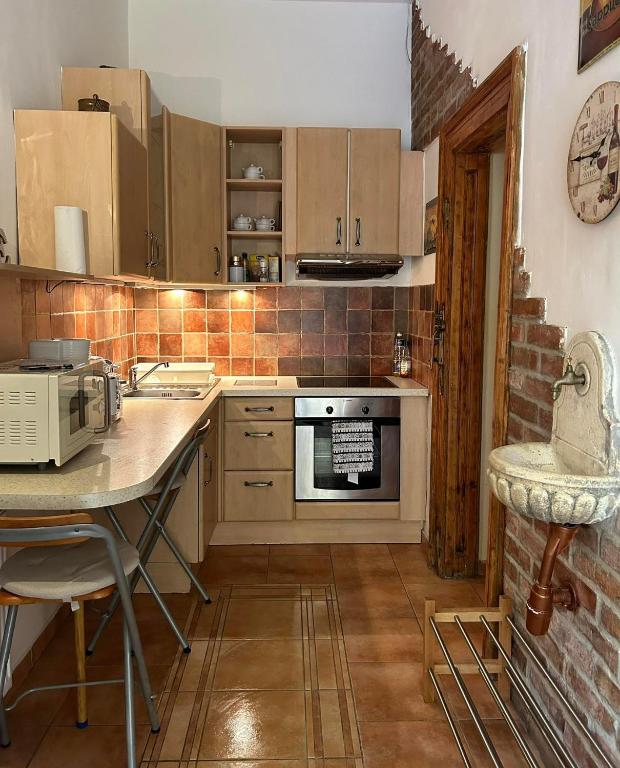 Kuchyňa alebo kuchynka v ubytovaní Rustic apartman in the Jewish Quarter