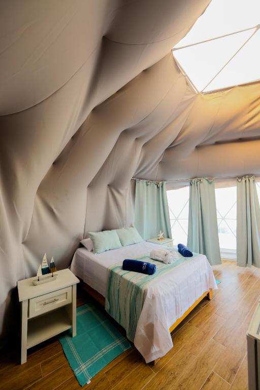 Postel nebo postele na pokoji v ubytování Hotel Don Bululo Camping Lodge