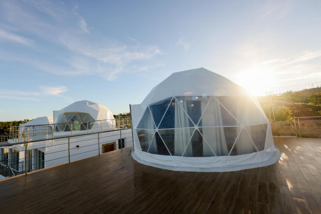 un edificio a cupola sul tetto di un edificio di Hotel Don Bululo Camping Lodge a Punta Rucia