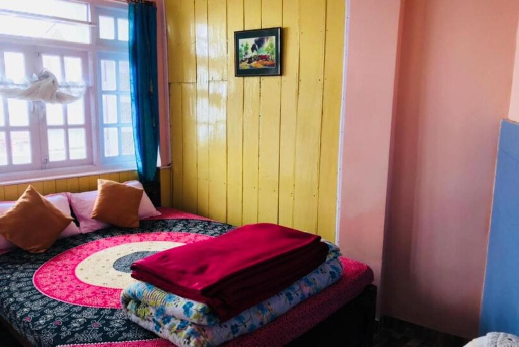 Tempat tidur dalam kamar di New Smriya Homestay Inn Darjeeling