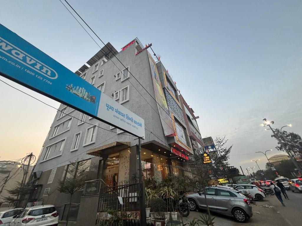 un bâtiment avec un panneau indiquant la rue devant lui dans l'établissement Hotel Life Inn, à Jaipur