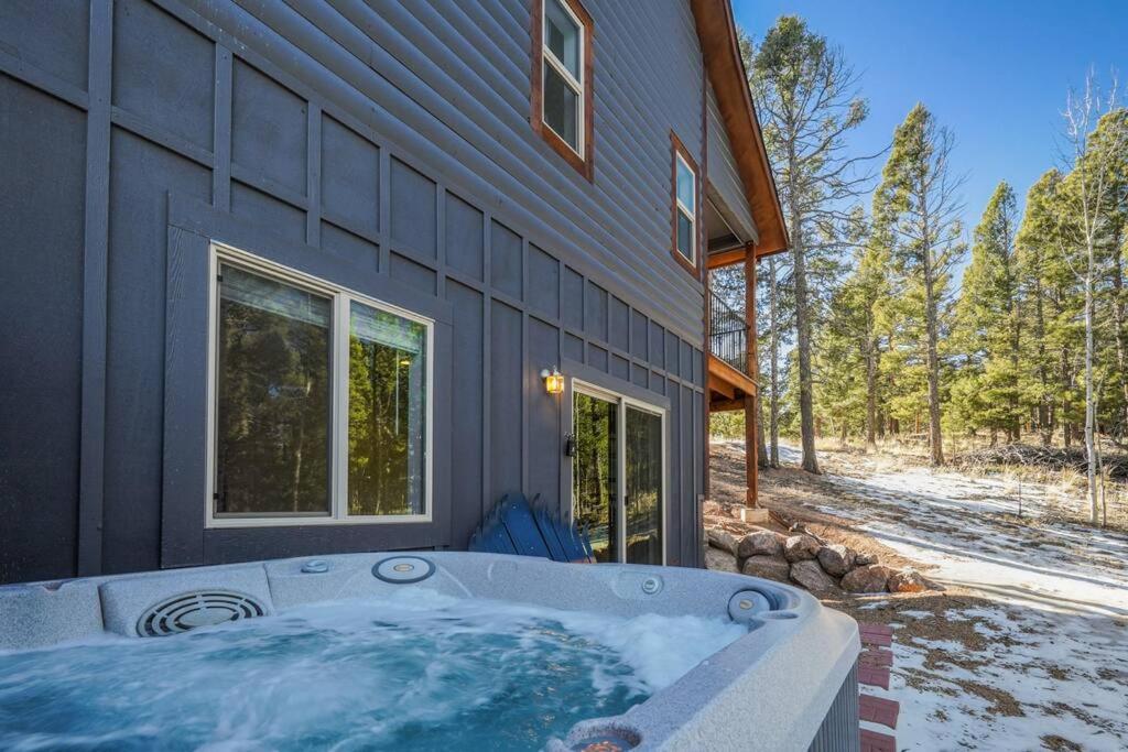 Φωτογραφία από το άλμπουμ του Rustic cabin charm w/ hot tub, arcade basketball σε Woodland Park
