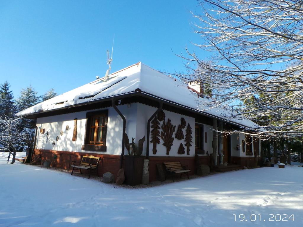 Dom na Leśnym Zaciszu II a l'hivern