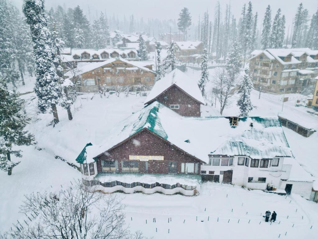 The Pine Palace Resort iarna