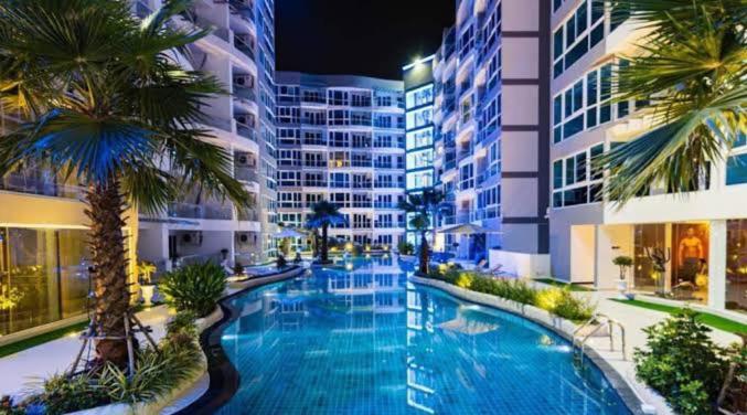 Bazén v ubytování Grand Avenue Pattaya - Luxury Suite - 2 bedroom 2 baths - Pool-view nebo v jeho okolí