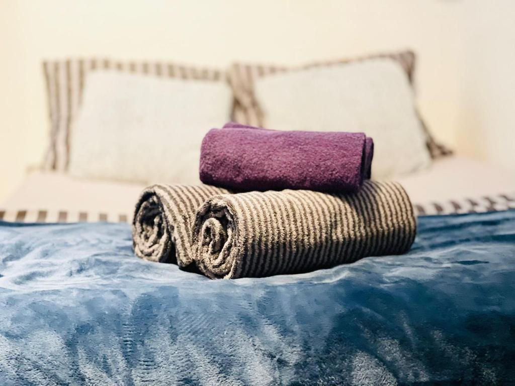 kilka ręczników na łóżku w obiekcie Scandinavian Apartment Hotel - Tobaksgården Budget - 2 room apartment w mieście Horsens
