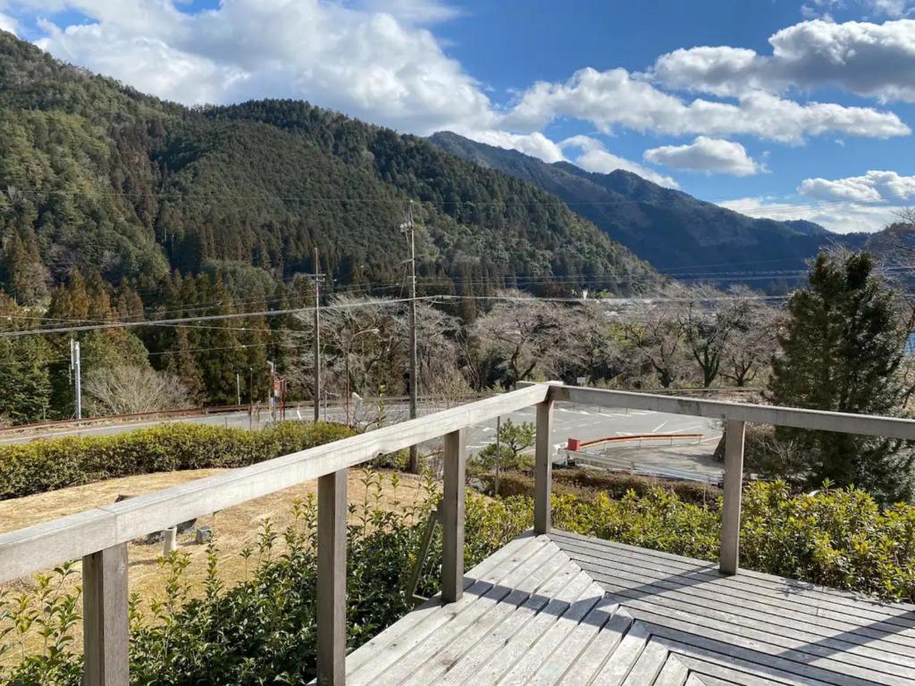 balcón de madera con vistas a las montañas en HANAMIDORI Soshino Sanso - Vacation STAY 16181 en Gujo