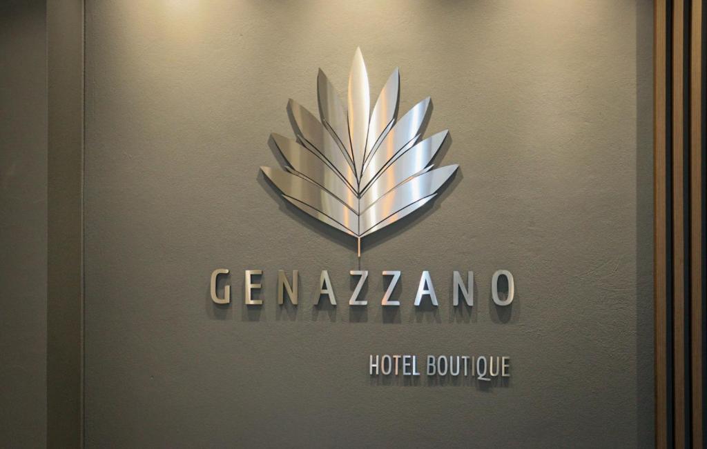um sinal para o logótipo mgm numa parede em Genazzano Hotel Boutique em Jenesano