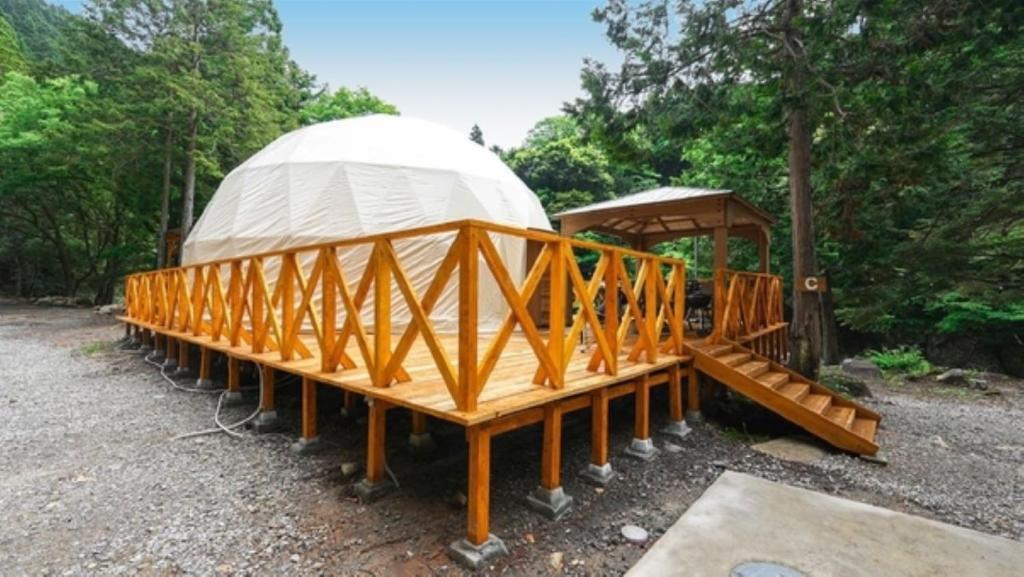 Jurte mit einem Holzrahmen und einer weißen Kuppel in der Unterkunft Riverside Glamping Nuts - Vacation STAY 84738v in Komono